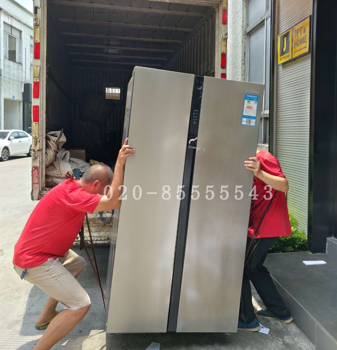 搬家?guī)煾嫡诎徇\冰箱上樓